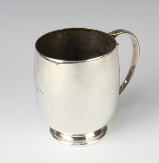 A silver baluster mug of plain form with simple C scroll handle, Birmingham 1947, 368 gram 