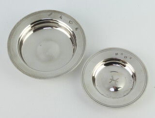 Two silver Armada dishes Birmingham 1979 and Sheffield 1990, 188 grams 