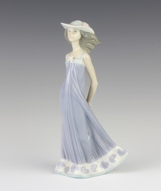 A Lladro figure of a young girl 5644 21cm 