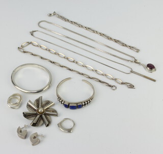 A silver bracelet and minor silver jewellery 137 grams