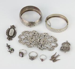A silver bracelet and minor silver jewellery 121 grams