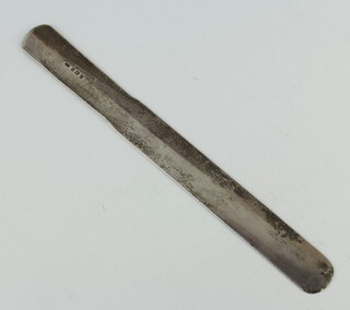An Edwardian silver paper knife of plain form Birmingham 1906 104 grams, 26cm 