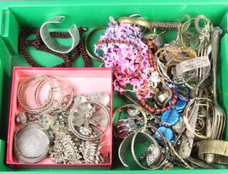 A quantity of silver and other costume jewellery 