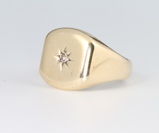 A gentleman's 9ct yellow gold diamond set ring size T, 10.6 grams