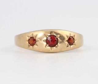 A 9ct yellow gold garnet ring size R, 2.1 grams