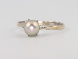 A 9ct white gold grey pearl ring, size N 1/2, 1.6 grams