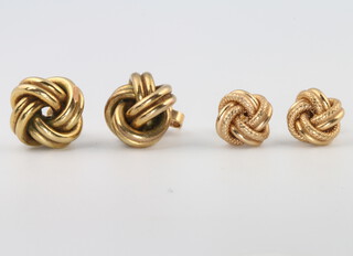 Two pairs of yellow gold knot earrings, 4.5 grams
