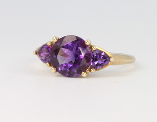 A 9ct yellow gold 3 stone amethyst ring size O, 2.4 grams