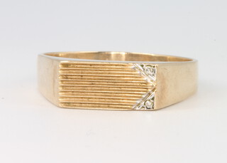 A gentleman's 9ct yellow gold diamond set ring size 1, 4.7 grams