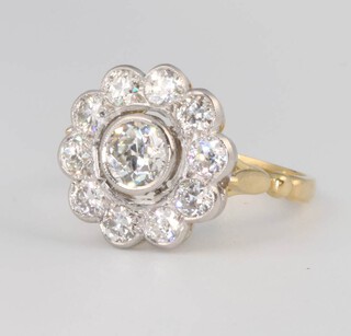 An 18ct yellow gold diamond daisy cluster ring, approx. 1.75ct size P 1/2 