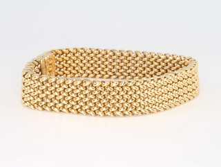 A 9ct yellow gold mesh link bracelet, 20cm, 27.3 grams