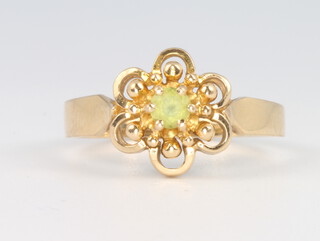 A 14ct yellow gold peridot ring size O 1/2, 2.5 grams