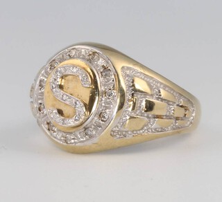 A gentleman's 9ct yellow gold diamond set signet ring, monogrammed S, size S, 7.4 grams