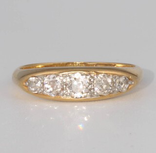 An 18ct yellow gold 5 stone diamond ring, size O 