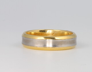 An 18ct 2 colour gold wedding band, size T, 9.3 grams