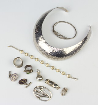 A stylish silver necklace and minor silver jewellery, 229 grams