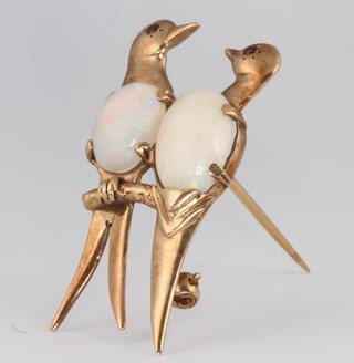 A yellow gold opal set bird brooch 45mm 
