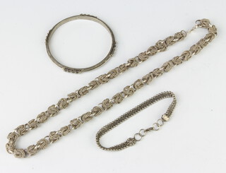 A silver bracelet and minor silver jewellery, 81 grams
