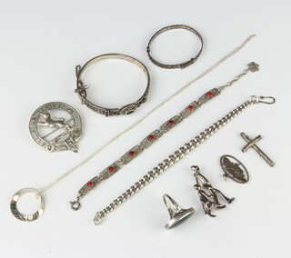 A silver brooch and minor silver jewellery 94 grams