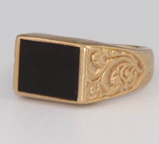 A gentleman's 9ct yellow gold onyx ring, size Q, 6.9 grams