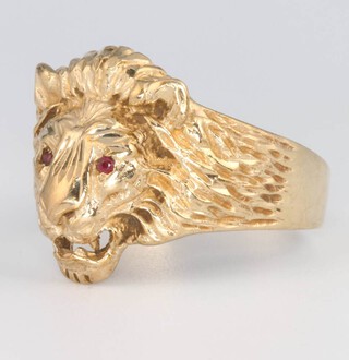 A gentleman's 9ct yellow gold ruby set lions head ring, size X, 7.8 grams 