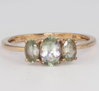 A 9ct yellow gold 3 stone gem set ring, size O 1/2, 1.8 grams 