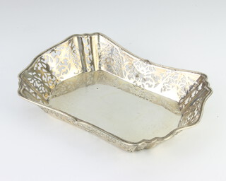 A rectangular pierced silver dish Birmingham 1913 22cm, 200 grams