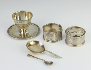 A silver egg cup, 2 napkin rings and 2 spoons 130 grams