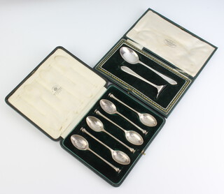 A cased set of 6 silver teaspoons Sheffield 1920 and a cased pusher and spoon Sheffield 1924, 140 grams 
