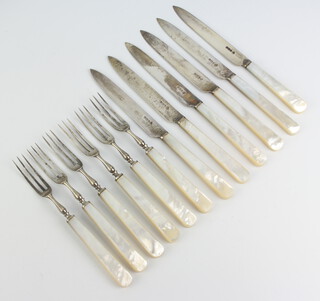 A set of 6 silver dessert eaters with mother of pearl handles, Sheffield 1896 