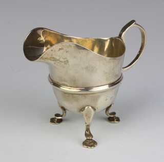 An Edwardian silver cream jug on pad feet London 1908, 170 grams
