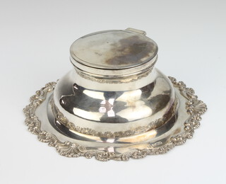 An Edwardian silver inkwell with cast shell and scroll base, Sheffield 1903, 17cm, 340 grams 