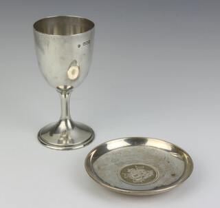 An Edwardian silver cup and a coin set dish, 173 grams