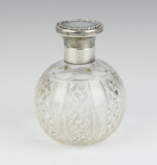 An Edwardian cut glass scent bottle with silver lid, 9.5cm 