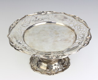 An Edwardian silver tazza with pierced Art Nouveau style rim, London 1907, 433 grams