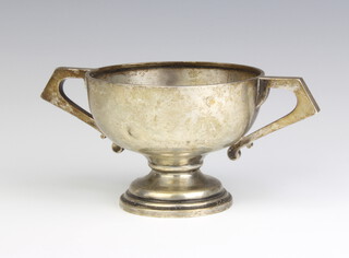 A silver 2 handled trophy cup, London 1914, 146 grams 