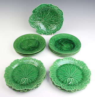 Six 19th Century Wedgwood leaf dishes 20cm, a similar serving dish and 6 circular plates 