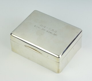 A rectangular silver cigarette box with presentation inscription London 1918, 12cm 