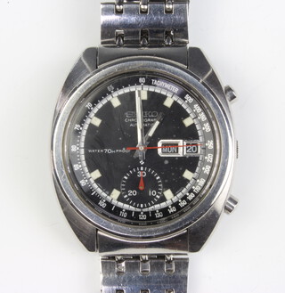 A gentleman's Seiko chronograph automatic calendar dial wristwatch on a ditto bracelet 