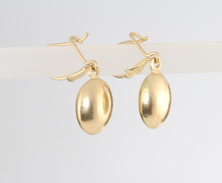 A pair of 9ct yellow gold coffee bean ear clips 0.8 grams 