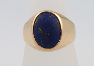 A gentleman's 18ct yellow gold lapis lazuli cabochon cut ring size S, 9.1 grams gross