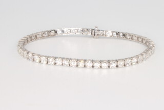 An 18ct white gold diamond set tennis bracelet, 6.34ct, 17.5cm 