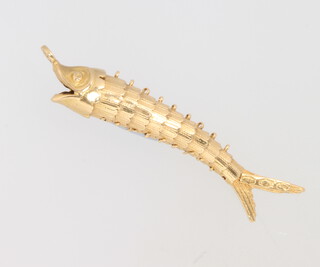 An 18ct yellow gold articulated fish pendant, 2.9 grams