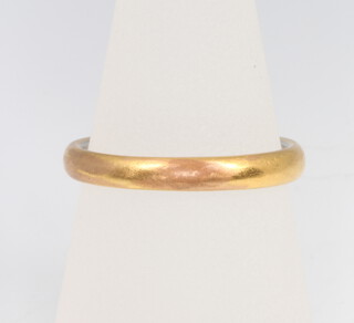 A 22ct yellow gold and platinum wedding band, 4.6 grams, size N 1/2 