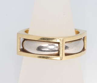 A 14ct 2 colour gold ring, size T, 11 grams