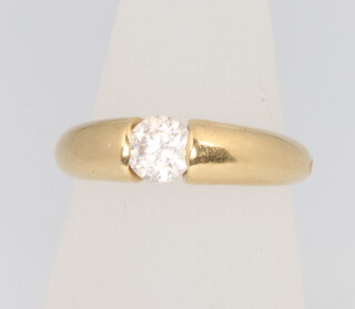 An 18ct yellow gold paste set ring, size K, 2.7 grams 