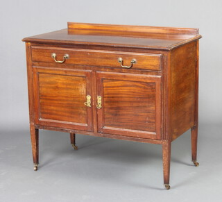 An Edwardian mahogany wash stand with raised back, the base fitted a drawer above panelled doors, raised on fluted supports 83cm h x 92cm w x 49cm d 