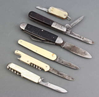 George Wostenhun, a twin bladed folding pocket knife marked 1*XL, a 3 bladed folding pocket knife with horn grip, another marked Spade Coffee and 3 other pocket knives