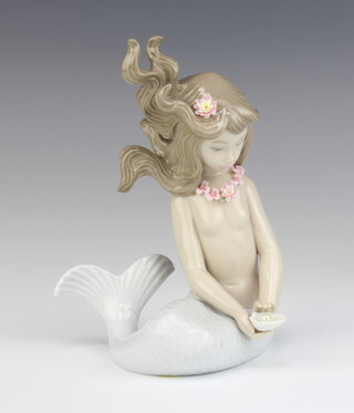 A Lladro figure of a mermaid holding a shell with pearl 1415, 15cm 