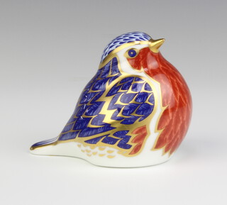 A Royal Crown Derby Imari pattern paperweight of a robin, gold stopper 7cm 